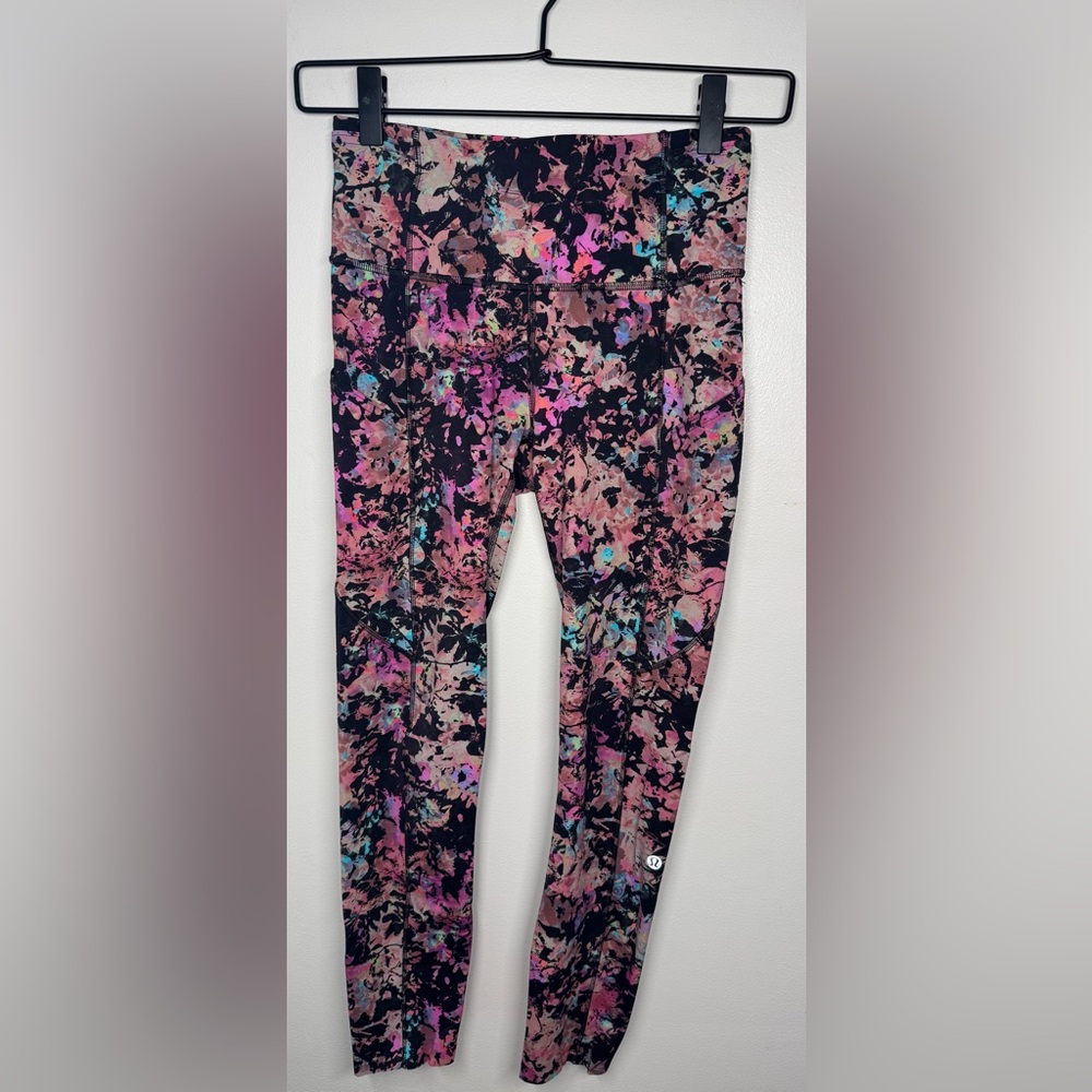 Lululemon Fast and Free High-Rise Tight 25"
Stencil Blossom Red Multi